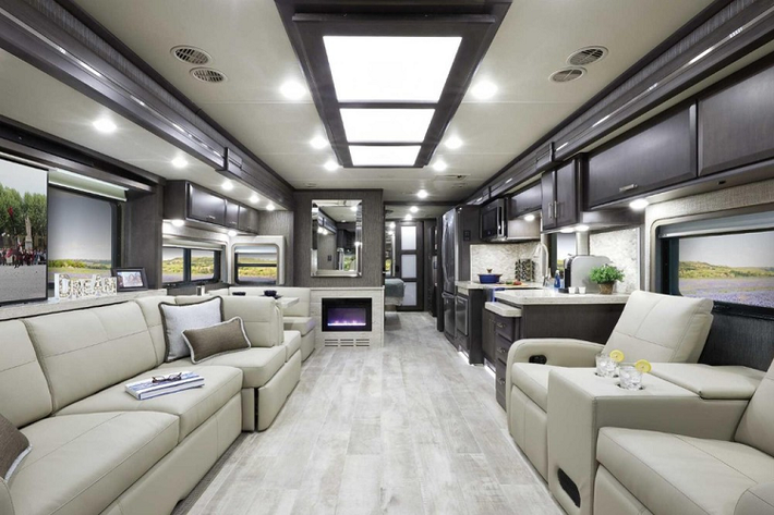 Trước khi đi vào chi tiết các trang bị, chúng ta cần biết luôn một chi tiết quan trọng đó là giá xe Tuscany 2021 khởi điểm 468.600 USD (khoảng hơn 10 tỷ đồng) và cung cấp 2 sơ đồ mặt bằng khác nhau. Nói một cách khác, đây là một mẫu motorhome đắt đỏ và nhắm tới những người mua giàu có, mong muốn sở hữu một mái nhà di động vừa sang trọng vừa tiện nghi đúng nghĩa.