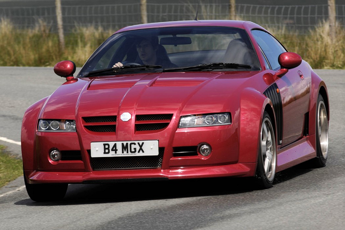 3. MG Xpower SV: Sau khi mua lại nhà sản xuất ôtô Qvale, MG Rover đã thành lập công ty con MG X80 để sản xuất dựa trên mẫu Qvale Mangusta. Phiên bản concept MG X80 ra đời vào năm 2001 trước khi được giới thiệu chính thức vào một năm sau đó với cái tên MG Xpower SV. Thiết kế của mẫu xe này được phụ trách bởi Peter Stevens, người từng thiết kế ngoại thất cho mẫu McLaren F1. Giá bán khởi điểm của Xpower SV là 90.000 USD, bản SVR cao cấp hơn có giá 115.000 USD. Ảnh: Auto Express.