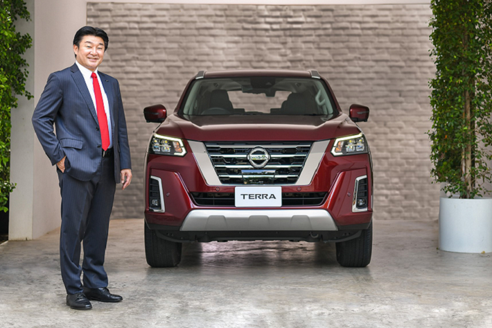 Chính vì thế, Nissan Thái Lan đã “mạnh tay” khi làm sản phẩm Terra 2021. Ở Thái Lan, giá xe Nissan Terra 2021 được bán ra 3 phiên bản có mức tương đương từ khoảng 820 đến 1,025 tỷ đồng, đây là tầm giá hấp dẫn nếu so về động cơ và trang bị với các đối thủ cùng phân khúc.