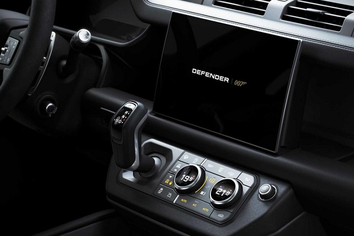 Cụ thể hơn, hãng xe Anh quốc gọi bản đặc biệt là Land Rover Defender V8 Bond Edition. Đáng tiếc, nó sẽ có trang bị phụ trợ hay ho như súng máy hoặc tên lửa, bởi đó là những trang bị bất hợp pháp ngoài đời thực nhưng cũng là bởi Defender không phải xe chính của Bond.