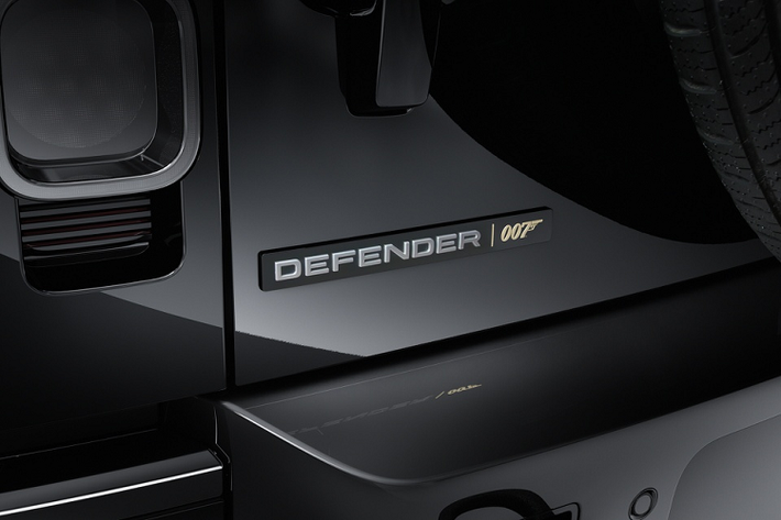 "Land Rover Defender V8 Bond Edition 2022 là một phiên bản giới hạn dựa trên mẫu Defender mạnh mẽ nhất từng được sản xuất, lấy cảm hứng từ những chiếc xe xuất hiện trong No Time to Die," Finbar McFall, giám đốc thương hiệu Land Rover, nói. "Nó đại diện cho sự hội tụ của hai thương hiệu lớn của Anh Quốc và là một kỷ niệm độc đáo về mối quan hệ 38 năm của Land Rover với James Bond."