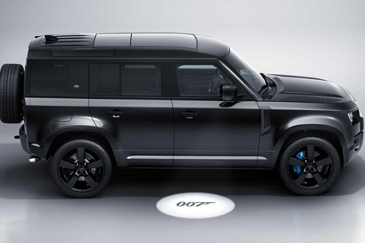 Land Rover có kế hoạch sẽ chỉ sản xuất 300 chiếc Defender V8 Bond Edition 2022, vì vậy giá cho mỗi chiếc sẽ không rẻ. Ở Anh Quốc, giá xe Defender V8 Bond Edition khởi điểm từ 105.395 bảng (khoảng 3,3 tỷ đồng) đối với bản 90 và 108.040 bảng (khoảng 3,4 tỷ đồng) đối với bản 110.