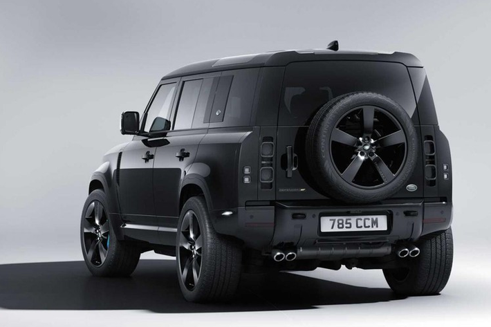 Khi xem phim, bạn có thể mong đợi thấy điệp viên Bond cầm lái nhiều chiếc Aston Martin khác nhau, nhưng Land Rover cũng sẽ có cơ hội tỏa sáng trên màn ảnh lần này. Nhân dịp đặc biệt này, Land Rover sẽ cung cấp một phiên bản đặc biệt của Defender V8 tới một số người mua.