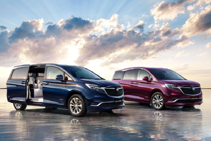 Theo tập đoàn GM, hệ truyền động mild hybrid này giúp Buick GL8 Avenir 2022 giảm 6% lượng xăng tiêu thụ. Tập đoàn GM khẳng định Buick GL8 Avenir 2022 có tổng cộng 20 công nghệ hỗ trợ người lái tiên tiến và hệ thống kết nối V2X. Công nghệ này cho phép xe kết nối với phương tiện khác hoặc với cơ sở hạ tầng.