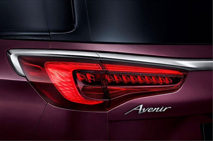 Ngoài tạo hình chữ "L" bên trong, đèn hậu của Buick GL8 Avenir 2022 còn được nối với nhau bằng nẹp mạ crôm ở giữa. Thêm vào đó là cánh gió mui tích hợp đèn phanh trên cao và nẹp mạ crôm nối liền với đèn phản quang trên cản sau