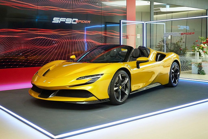 Hệ truyền động plug-in hybrid trên Ferrari SF90 Stradale vẫn được mang sang mẫu siêu xe mui trần SF90 Spider, vì thế, xe sở hữu động cơ xăng V8, tăng áp, dung tích 4.0 lít, sản sinh công suất tối đa 769 mã lực và mô-men xoắn cực đại 800 Nm đi kèm 3 mô-tơ điện mang đến thêm công suất 217 mã lực.