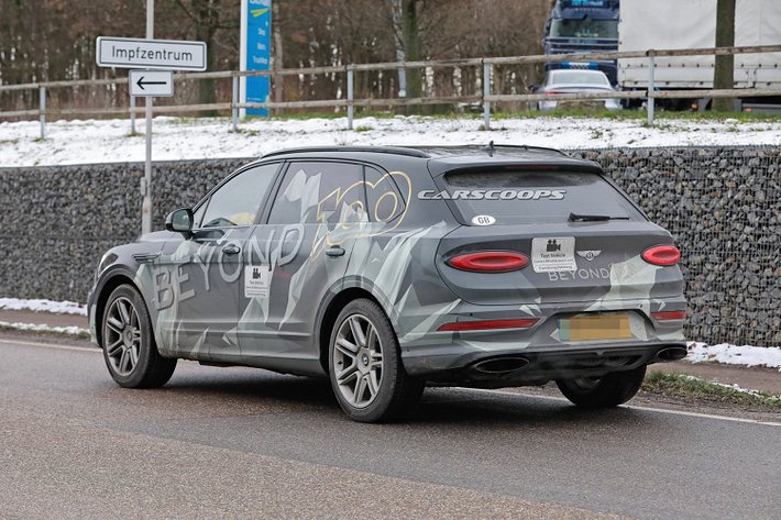 Bentayga EWB có thể sẽ làm điều tương tự và có lẽ nó sẽ được trang bị hai ghế sau riêng biệt có chỗ để chân chỉnh điện. Chúng ta cũng có thể mong đợi một phiên bản cao cấp hơn của bảng điều khiển trung tâm phía sau hiện được tìm thấy trên Bentayga tiêu chuẩn với cấu hình bốn chỗ ngồi.