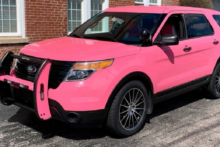 Chiếc Ford Explorer màu hường độc đáo này sẽ được rao bán trên Mecum Auctions (Mỹ) với giá chỉ khoảng 15.000 - 20.000 USD (khoảng 345 - 460 triệu đồng). Chủ nhân cũ của Explorer đã sơn lại xe trong màu hồng "nóng bỏng" khiến chiếc SUV trở nên nổi bật và vô cùng cá tính.