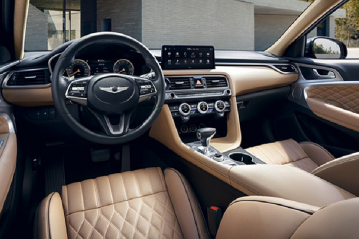 Genesis G70 2022 được trang bị Tiêu Chuẩn các hệ thống an toàn và hỗ trợ lái bao gồm Kiểm soát hành trình thông minh với Dừng và Đi (Smart Cruise Control with Stop & Go), tính năng hỗ trợ lái xe trên đường cao tốc, hỗ trợ giữ làn đường và hỗ trợ theo làn đường. Ngoài ra còn có Hỗ trợ tránh va chạm điểm mù, cánh báo phương tiện cắt ngang ở phía sau,…