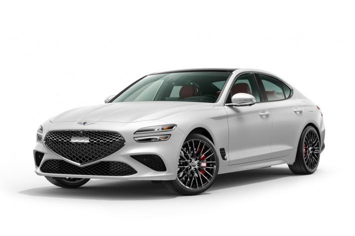 Ở phiên bản G70 3.3T “Sport Prestige” hàng đầu, xe được trang bị ghế bọc da Nappa cao cấp, trần xe bọc da lộn và vô lăng có sưởi. Phiên bản này cũng sở hữu hệ thống phanh hàng hiệu từ Brembo, bộ vi sai chống trượt cầu sau và hệ thống treo thích ứng. Genesis còn ra mắt phiên bản “Launch Edition” được phát triển dựa trên phiên bản G70 3.3T Sport Prestige này.
