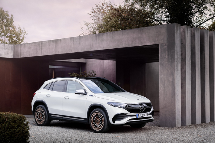Mẫu xe SUV điện Mercedes-Benz EQA 250 được thiết kế dựa trên "người anh em" GLA. Phần đầu xe nổi bật với khu vực lưới tản nhiệt ốp nhựa màu đen bóng, cản trước cũng được tạo hình khác biệt với GLA. Là xe điện nên dễ dàng bắt gặp nhiều chi tiết màu xanh dương xuất hiện xung quanh xe.