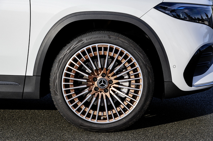 Xe được trang bị bộ mâm đa chấu 2 tone màu kích thước 20 inch của AMG. Hãng xe sang Mercedes-Benz cho biết đây là loại mâm hợp kim nhẹ, phù hợp với mẫu xe điện.