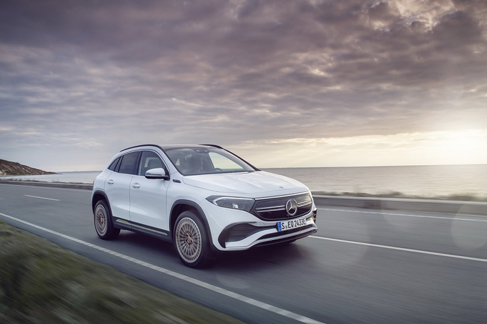 Xe sẽ bắt đầu được bán tại châu Âu trong mùa xuân năm nay, giá xe Mercedes-Benz EQA 250 bán ra khởi điểm tại Đức của mẫu xe này là 46.647 USD (tương đương khoảng 1,08 tỷ đồng).