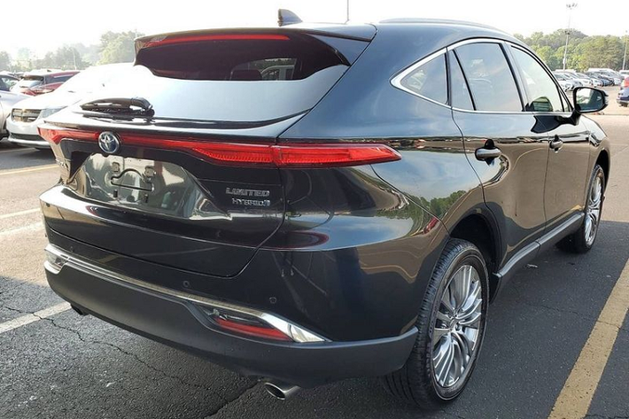 Toyota Venza được trang bị hàng loạt tiện tích đáng nói như màn hình giải trí có kết nối điện thoại thông minh (8 inch cho bản LE và 12,3 inch trên bản Limited), màn hình HUD, hệ thống âm thanh JBL, điều hoà tự động 3 vùng...