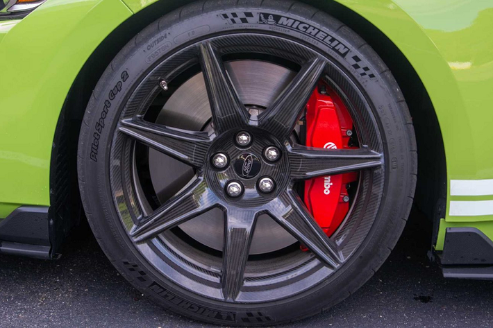 Ở đời xe 2021, Ford vẫn trang bị cho Shelby GT500 khối động cơ Predator V8 dung tích 5,2 lít siêu nạp. Khối động cơ này có công suất cực đại 760 mã lực và mô-men xoắn tối đa 847 Nm. Ford Shelby GT500 là một trong những mẫu xe mạnh mẽ nhất từng được Ford sản xuất thương mại. Không những thế, “siêu rắn” còn là một trong những chiếc nhanh nhất, nó có thể đạt tốc độ 100 km/h trong 3,5 giây, hoàn thành ¼ dặm trong 11 giây. Xe được trang bị hộp số ly hợp kép 7 cấp thay cho hộp số sàn và hộp số tự động thông thường của Ford.