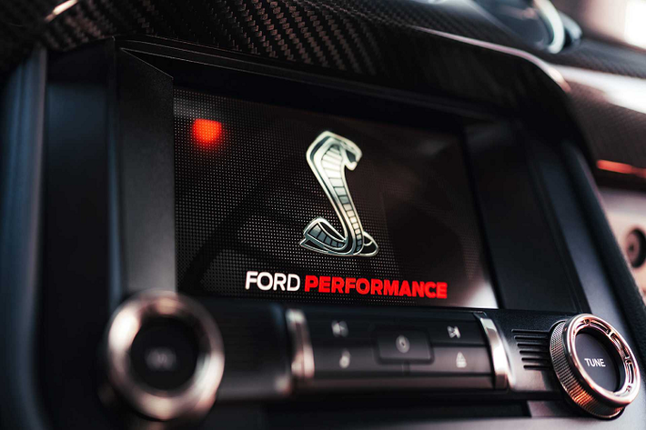 Bên cạnh gói Carbon Fiber Handling Package trị giá 10.000 USD, chiếc xe cơ bắp Ford Shelby GT500 2021 vẫn được bán ra với gói trang bị Technology Package giá 3.000 USD