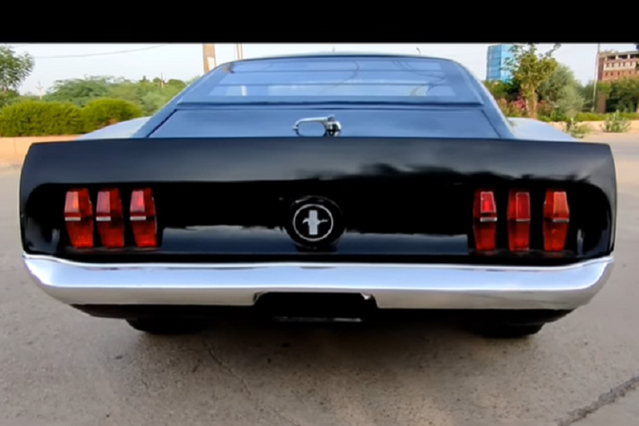 Từ cái nhìn thoáng qua, chúng ta có thể thấy nó có thiết kế mặt táp lô và ghế bọc của Mustang, nhưng vô-lăng, cụm đồng hồ và cụm điều khiển trung tâm thì vẫn là của Hyundai. Không có thông tin nào đề cập tới động cơ, nhưng ta có thể suy đoán là chiếc Mustang nhái này vẫn sử dụng động cơ ban đầu của Accent.