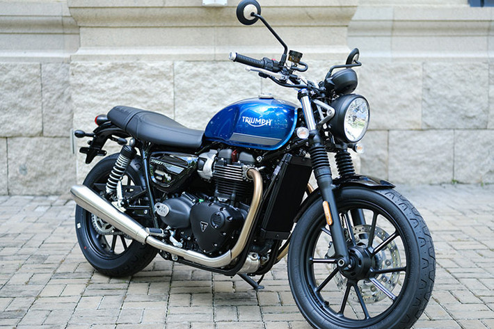 Tại thị trường Việt Nam, giá xe Triumph Street Twin 2021 hiện đang được phân phối chính hãng với mức giá hơn 353 triệu đồng. Đối thủ chính của Street Twin tại Việt Nam là mẫu xe Ducati Scrambler cũng được bán chính hãng với mức giá khởi điểm từ 315 triệu đồng.