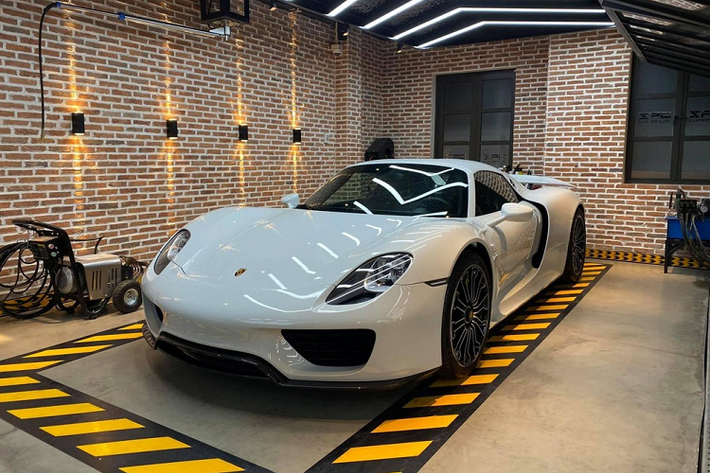 Số lượng dòng siêu xe hypercar tại Việt Nam khoảng 5 chiếc nhưng để thấy chúng lăn bánh trên đường phố không phải là chuyện đơn giản, nhất là trong mùa dịch Covid-19 này. Tp.HCM đang thực hiện nghiêm Chỉ thị 16 trong gần 2 tháng qua nên đường phố cũng vắng bóng siêu xe di chuyển, bất ngờ là chiếc siêu xe Porsche 918 Spyder mới đã được 1 cô gái 9X cùng gia đình điều xe chuyên dụng đưa về Gò Vấp.