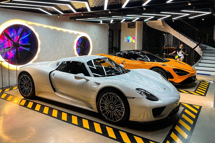 Chiếc xe này trước đó từng được chào bán tại một showroom có tiếng tại Dubai. Xe thuộc đời 2015. Dù vậy, theo giới thiệu đến nay số km lăn bánh của xe vẫn ở mức 0km. Mức giá mà showroom này đưa ra là 1,32 triệu USD (khoảng 30,3 tỷ đồng). Tuy nhiên, khi về Việt Nam mức giá cụ thể của xe chưa được tiết lộ.