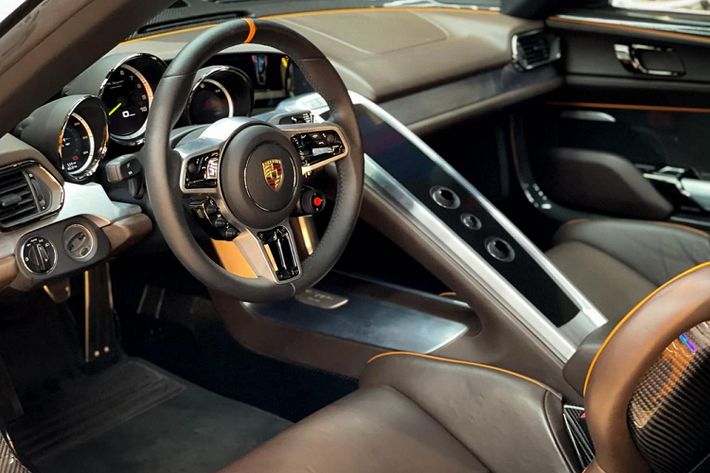 Hiện chiếc xe hypercar Porsche 918 Spyder này đang ở chung nhà cùng với Ferrari SF90 Stradale thứ 2 về nước, cặp đôi siêu xe này từng được mang ra 1 công ty nhập khẩu bán xe để trưng bày nhưng nay lại trở về mái nhà xưa cùng chủ nhân.
