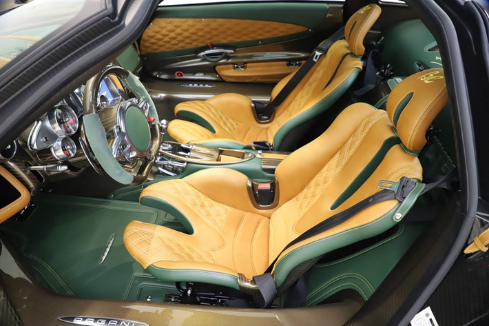 Huayra BC sử dụng hộp số sàn 7 cấp Xtrac hoàn toàn mới. Phần lớn các chi tiết ngoại thất của chiếc Huayra BC đều được làm bằng carbon triax giúp cắt giảm trọng lượng tổng thể của xe. Trong số 20 chiếc Pagani Huayra BC, đây chính là một trong những chiếc xe được phối với màu sắc độc đáo và nổi bật nhất.