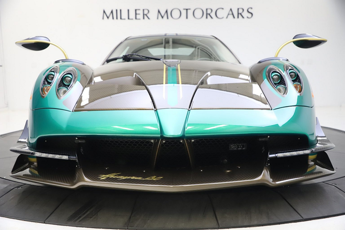 Huayra BC vẫn sử dụng động cơ AMG M150 V12 dung tích 6.0 lít tăng áp kép như Huayra tiêu chuẩn nhưng công suất đã được Pagani nâng lên 755 mã lực đi cùng 1.100 Nm mô-men xoắn. Xe sử dụng hộp số tuần tự X-trac 7 cấp ly hợp đơn.