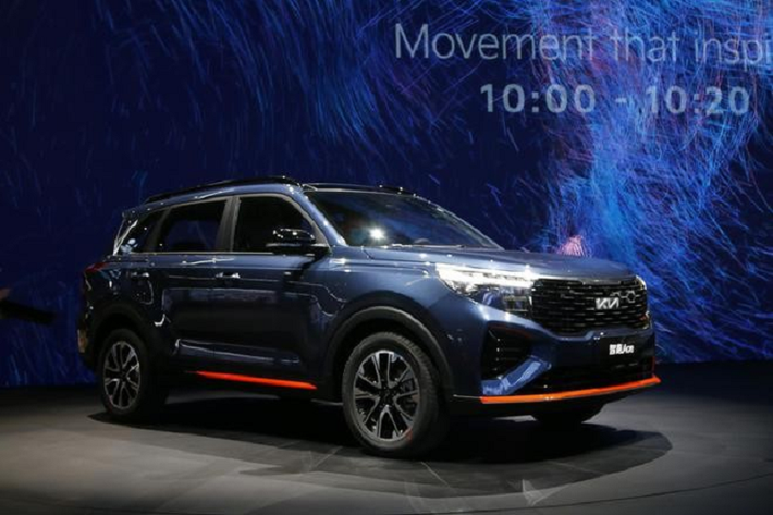 Thuộc phân khúc crossover cỡ C giống Honda CR-V hay Hyundai Tucson, Kia Sportage Ace 2021 sở hữu chiều dài 4.530 mm, chiều rộng 1.850 mm, chiều cao 1.695 mm và chiều dài cơ sở 2.640 mm. Như vậy, so với một số đối thủ trong cùng phân khúc, mẫu xe này có kích thước nhỏ hơn một chút.