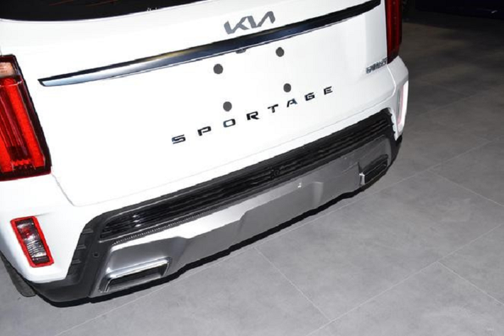 Trên đầu xe, Kia Sportage Ace 2021 bản thường được trang bị lưới tản nhiệt "mũi hổ" đặc trưng, có kích thước lớn và không viền. Bên trong lưới tản nhiệt là xuất hiện những nan mạ crôm thanh mảnh và nằm dọc, gợi liên tưởng đến thác nước. Nằm giữa lưới tản nhiệt này sẽ là logo mới của hãng Kia. Ngay bên trên lưới tản nhiệt là nẹp mạ crôm ôm lấy nắp ca-pô.