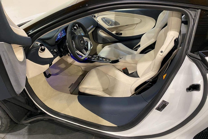 McLaren GT được đặt tên theo những chiếc xe Grand Touring truyền thống, xe có đèn pha và hậu dạng LED thiết kế đẹp mắt. Cửa xe vẫn là dạng cánh bướm nhưng thiết kế sắc cạnh hơn. Tương tự các mẫu xe McLaren khác, siêu xe McLaren GT được sử dụng bộ khung MonocoC-II Monocoque bằng carbon cùng rất nhiều chi tiết khác ở ngoại thất và nội thất bằng sợi carbon, nhờ vậy, trọng lượng xe chỉ ở mức 1.530 kg.