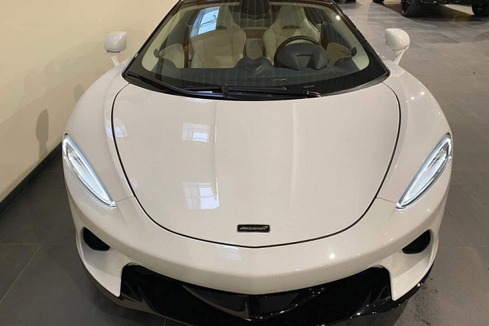 McLaren GT về Việt Nam được nhập khẩu không chính hãng, xe có ngoại thất sơn màu trắng và nội thất bọc da màu be. Hiện chưa rõ giá xe McLaren GT khi về Việt Nam nhưng chắc chắn sẽ dưới 20 tỷ đồng. Ở một số thị trường nước ngoài, siêu xe McLaren GT sẽ có giá bán khởi điểm từ 3,498 triệu đô la Hồng Kông, tương đương 10,3 tỷ đồng, còn ở Singapore, xe có giá chào bán gần 13 tỷ đồng.