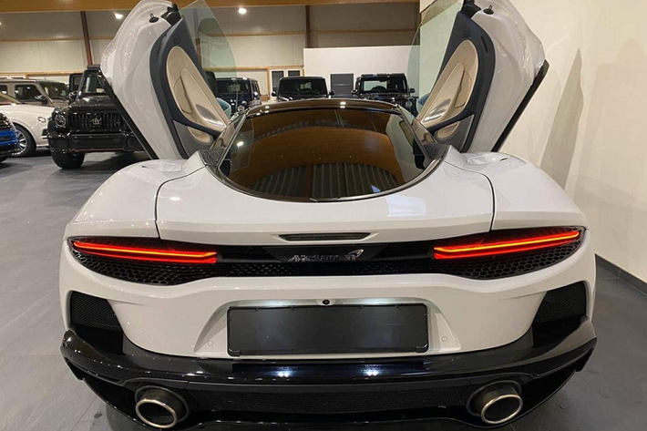 Phía bên trong khoang nội thất của McLaren GT được trang bị hệ thống giải trí hiện đại nhất của hãng siêu xe Anh quốc. Các ghế ngồi được phát triển giúp người lái cảm thấy thoải mái dù trên hành trình dài hay đi trong đường phố. Cách âm của McLaren GT cực tốt và hệ thống treo Optimal Control Theory vốn có trên chiếc 720S cũng được áp dụng cho mẫu siêu xe Grand Touring này.