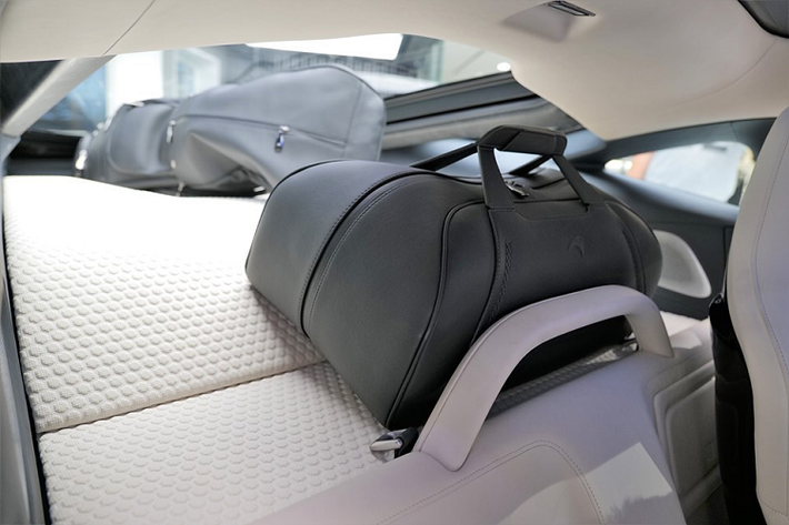 Với bộ khung mang mã MonocoC-II Monocoque cũng giúp cho siêu xe McLaren GT có khoang hành lý rộng rãi hơn. Phía nắp capô trước sẽ có một khoang hành lý rộng 150 lít và khoang hành lý sau cabin của xe có thể tích lên tới 420 lít. Như vậy, tổng sức chứa khoang hành lý trên siêu xe McLaren GT lên đến 570 lít.