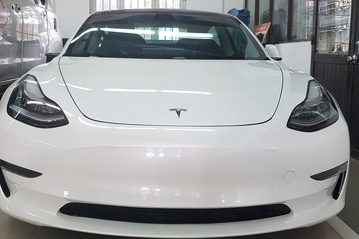 Tất cả các phiên bản của Model 3 đều được áp dụng chính sách bảo hành chính hãng 4 năm hoặc 50.000 miles, trong đó riêng cụm pin được bảo hành 8 năm hoặc 120.000 miles đối với 2 phiên bản Long Range/ Performance, và 8 năm hoặc 100.000 miles với phiên bản tiêu chuẩn.