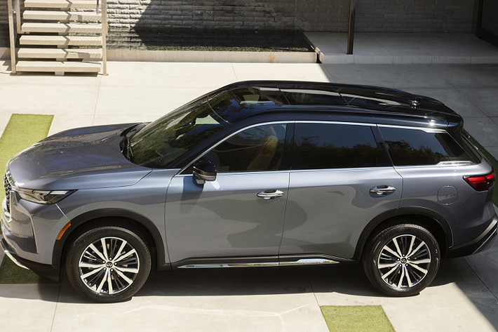 Infiniti QX60 Luxe hạng sang – giá từ 52.900 USD (khoảng 1,21 tỷ VND). Đây là phiên bản bán chạy nhất của dòng xe QX60. Phiên bản Luxe được trang bị cao cấp hơn. như la-zăng hợp kim 20 inch, gương chiếu hậu ngoài chống chói tự động và giá nóc sơn bạc. Trong khi đó nội thất được trang bị vô-lăng nhớ vị trí và chỉnh điện 4 hướng; ghế ngồi phía trước tích hợp làm mát, gói trang trí Silver Metallic Weave Trim và cửa sau tích hợp rèm che nắng.