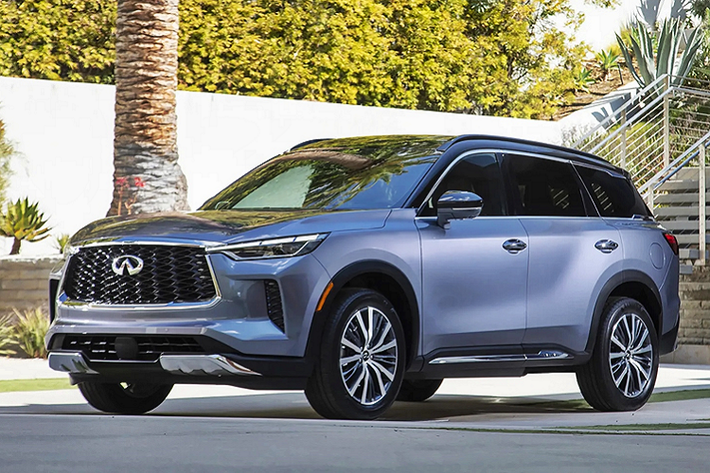 Infiniti QX60 2022 mới sẽ trang bị động cơ xăng 3.5L V6 295 mã lực trên tất cả phiên bản. Đi kèm sẽ là hộp số tự động 9 cấp và hệ thống dẫn động cầu trước tiêu chuẩn. Nếu lựa chọn hệ thống dẫn động hai cầu toàn thời gian AWD, khách hàng sẽ trả thêm 2.000 USD. Riêng phiên bản Autograph sẽ mất đến 2.900 USD vì bắt buộc phải trang bị thêm gói kéo rơ-moóc Tow Package có giá 900 USD.