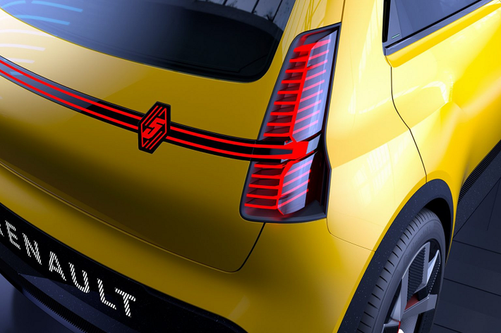 Hiện tại, Renault vẫn chưa hé lộ bất cứ thông tin nào về thông số kĩ thuật, động cơ, dung lượng pin hay hiệu năng của chiếc xe. Tuy nhiên, thương hiệu này đã xác nhận và khẳng định về việc mẫu Renault 5 thế hệ mới sẽ là chiếc xe chạy hoàn toàn bằng điện. Điều này có nghĩa rằng sẽ không có bất cứ biến thể nào sử dụng động cơ truyền thống cho mẫu Renault 5 mới này.