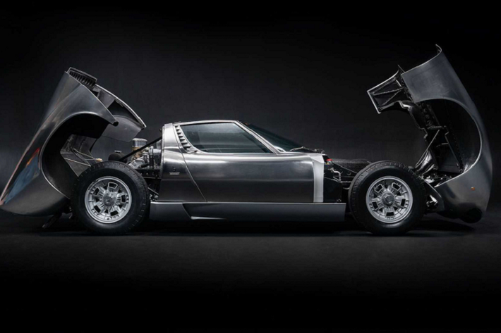 Cho tới nay, Lamborghini Miura huyền thoại vẫn luôn là một niềm khát khao lớn đối với những nhà sưu tập xe hơi hàng đầu trên thế giới không chỉ vì giá trị lịch sử mà còn về tính nghệ thuật của một tác phẩm cơ khí ra đời vào nửa cuối những năm 60. 763 chiếc Miura từng được xuất xưởng trong vòng 8 năm trước khi mẫu xe nhường chỗ cho Countach.