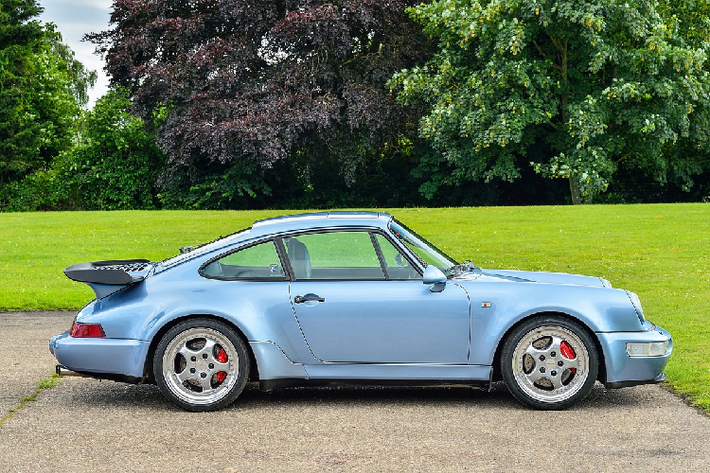 Mặc dù đã có tuổi đời lên đến 27 năm, chiếc xe thể thao Porsche 964 của Đức chỉ mới di chuyển với quãng đường vỏn vẹn 31.033 km.