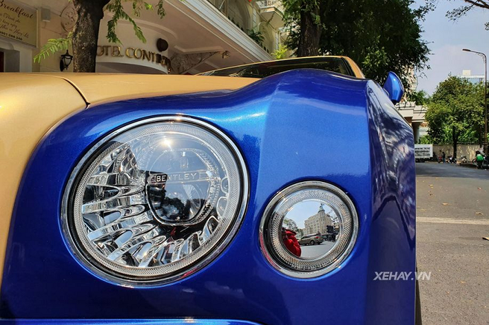 So với "đàn em" Bentley Continental Flying Spur, Bentley Mulsanne mang một diện mạo bề thế và có phần nổi trội hơn đáng kể. Điều đó có được một phần lớn nhờ vào thiết kế đầu xe cao, chiều dài từ gầm tới đỉnh nắp ca-pô lớn khiến chiếc xe mang tới cái nhìn mạnh mẽ, sang trọng và đẳng cấp hơn.