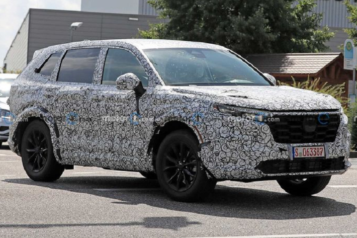 Nhìn chung, mẫu xe SUV Honda CR-V 2022 sẽ có phong cách ngoại thất trưởng thành hơn, vuông vắn hơn. Nguyên mẫu thử nghiệm cũng tiết lộ rằng kích thước xe được gia tăng vì phần nhô phía trước và sau đều trông dài hơn. Như vậy, chúng ta có thể mong đợi vào một chiếc CR-V 2022 rộng rãi và tiện nghi hơn