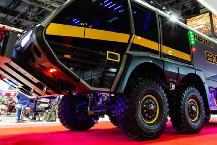 Quay trở lại với xe cứu hoả Falcon 8x8, nó sở hữu 8 bánh khổng lồ thân vỏ sợi thủy tinh có công suất khoảng 900 mã lực. Mặc dù có phần thân được làm chủ yếu bằng sợi thủy tinh, chiếc xe vẫn có trọng lượng lên tới 54 tấn. Cho dù có trọng lượng tương đương một ngôi biệt thự nhỏ, nhưng Falcon 8x8 vẫn có thể đạt vận tốc 80 km/h trong vòng dưới 25 giây.
