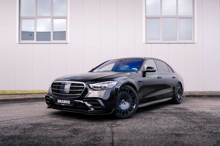 Được tạo ra cho những chiếc Mercedes-Benz S-Class 2021 mới đã trang bị gói AMG Line, các điều chỉnh của Brabus bao gồm cánh gió trước mới giúp cải thiện khí động học, khe gió bên mới, đèn LED bên hông, cản sau sửa đổi với những đường cắt xẻ táo bạo và cặp ống xả kép thể thao. Brabus cho biết hãng cũng đang chế tạo một cánh lướt gió sợi carbon trần phía sau cho S-Class.