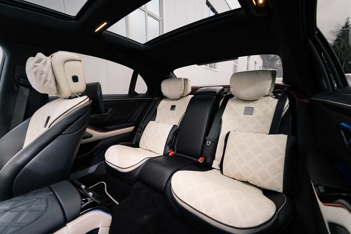 Để tăng cường vẻ hầm hố cho xe, Brabus đã hạ bớt gầm xe một khoảng 25 mm, hãng độ Đức cho biết sự tinh chỉnh này hoàn toàn không gây ảnh hưởng đến cảm giác lái thoải mái của Mercedes-Benz S-Class thế hệ mới.