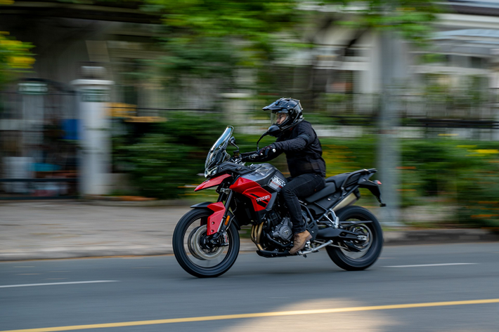 Triump Tiger 850 Sport thế hệ mới có 2 chế độ lái gồm Road và Rain. Đi cùng đó là các tính năng an toàn như kiểm soát lực kéo, phanh ABS 2 kênh và bộ ly hợp chống trượt.