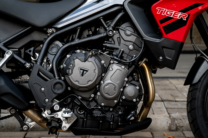 Triumph Tiger 850 Sport có bảng đồng hồ tốc độ TFT màu kích thước 5 inch nhưng chưa hỗ trợ kết nối với điện thoại và định vị GPS. Giao diện của màn hình có thể thay đổi tùy theo chế độ lái và có thể cài đặt thông qua nút bấm trên tay lái.