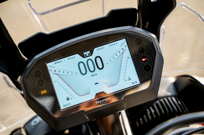 Triumph trang bị cho Tiger 850 Sport hệ thống treo của hãng Marzocchi. Trong đó, cụm phuộc trước là loại hành trình ngược có đường kính 45 mm, phuộc sau lò xo trụ đơn có thể tùy chỉnh độ nén của lò xo theo tải trọng.