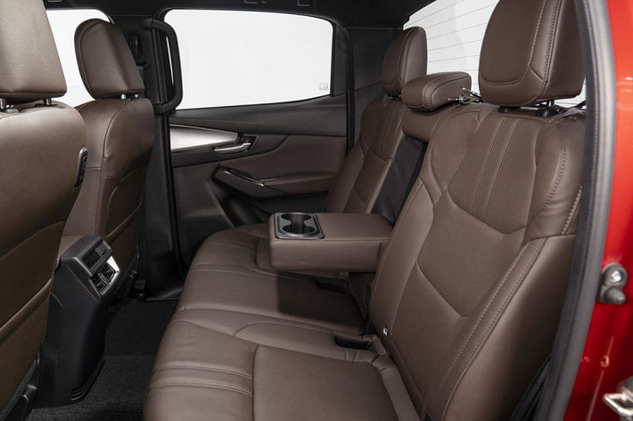 Bên cạnh những đột phá về thiết kế ngoại thất, All New Mazda BT-50 cũng được đánh giá cao nhờ những tiện ích như đèn pha có chức năng bảo vệ bình điện, đèn pha tự động, gạt mưa tự động, thiết kế gạt mưa cải tiến, kính chắn gió ngăn tia hồng ngoại. Đặc biệt, All New Mazda BT-50 lần đầu tiên được trang bị chức năng đèn chờ dẫn đường “Coming Home Light”, giúp chiếu sáng không gian phía trước xe trong khoảng 30 giây sau khi xe tắt máy và khóa cửa.