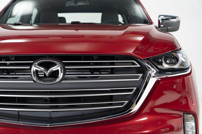 Điểm nổi bật tất cả các phiên bản xe All New Mazda BT-50 đều được trang bị hệ thống đèn pha LED cao cấp. Thân xe nổi bật với mâm đúc hợp kim 18 inch với thiết kế nan hoa to bản mang đến sự mạnh mẽ. Bệ bước chân trang bị theo xe tạo điểm nhấn nổi bật và thể thao khi nhìn từ bên hông. Kính chiếu hậu tích hợp đèn báo rẽ, viền chrome tinh tế. Tay nắm cửa cũng được viền chrome tích hợp khóa cửa thông minh.