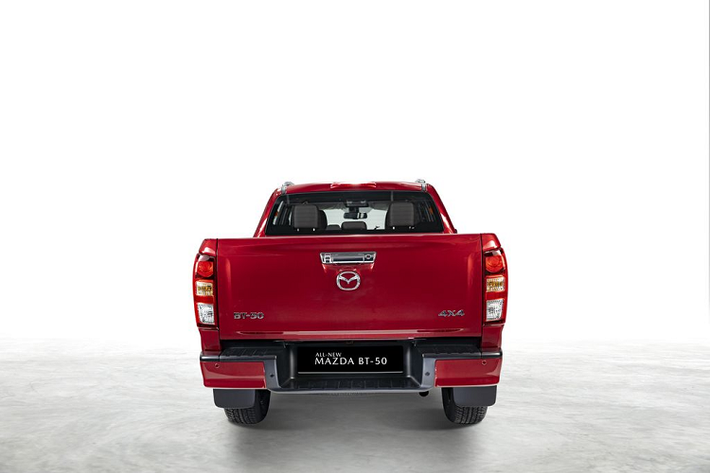 Phía sau xe nổi bật với cụm đèn được thiết kế dạng tròn đặc trưng. Cản sau tích hợp cảm biến đỗ xe cùng thiết kế mới với bậc lên xuống được hạ thấp giúp lên/xuống khoang chở hàng dễ dàng hơn. Đặc biệt, camera lùi trên Mazda BT-50 Thế hệ mới được tích hợp trên tay mở nắp thùng sau được hoàn thiện mạ chrome.